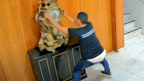 Moraes manda prender homem que quebrou relógio histórico e investigar juiz de MG que ordenou soltura contrariando decisão do STF