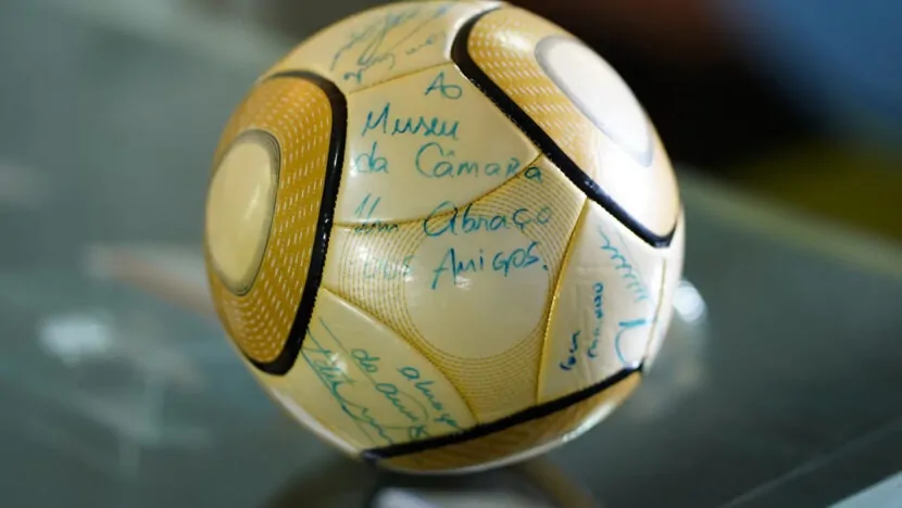 Moraes vota pela condenação de homem que furtou bola autografada por Neymar durante os atos golpistas de 8 de janeiro