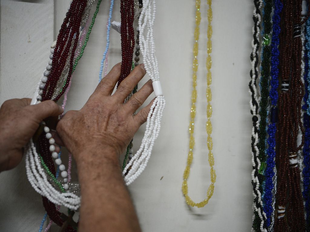 Justiça do PR condena loja esportiva a indenizar em R$ 20 mil ex-vendedor umbandista impedido de usar guias de proteção