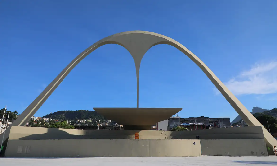 Justiça do Rio dá prazo de 5 dias para Alerj e governo se manifestarem sobre gestão do Sambódromo