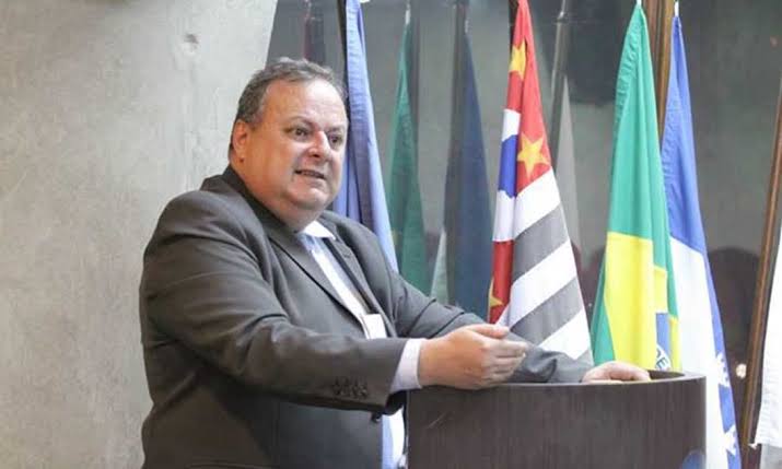 TRT-2 mantém demissão por justa causa de monitor que se distraiu com celular em escola