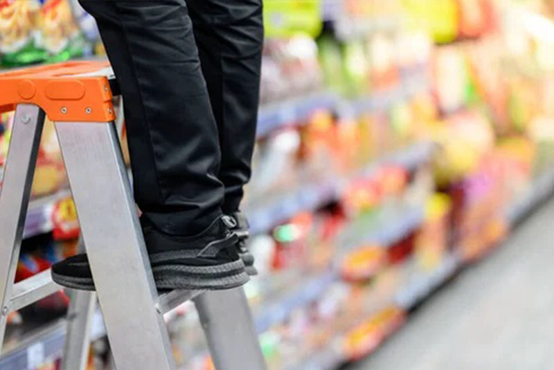 Justiça condena supermercado a pagar mais de R$ 300 mil em indenizações após morte de trabalhador que caiu de escada