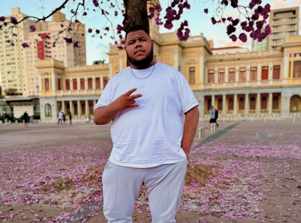 Juiz diz que ‘criminalização de piadas afronta o direito à liberdade de expressão’ e absolve comediante acusado de injúria racial