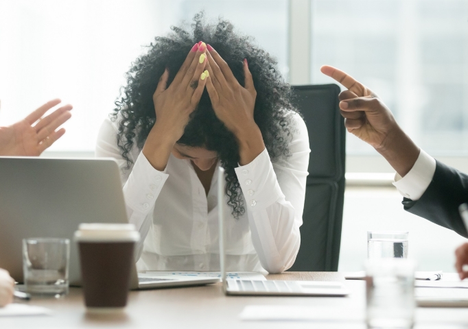 Advogada que sofreu assédio moral e discriminação em ambiente de trabalho tem indenização aumentada