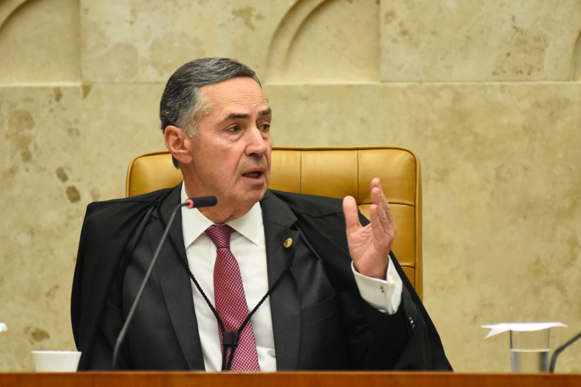 "Banir 3 perfis é preço baixo pela preservação da democracia", afirma Barroso