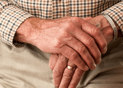 Justiça concede auxílio por incapacidade a idosa em julgamento com perspectiva de gênero