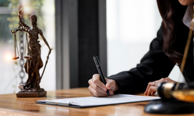 Juíza anula remanejamento de servidora para novo cargo por inconstitucionalidade e a reconduz ao cargo original