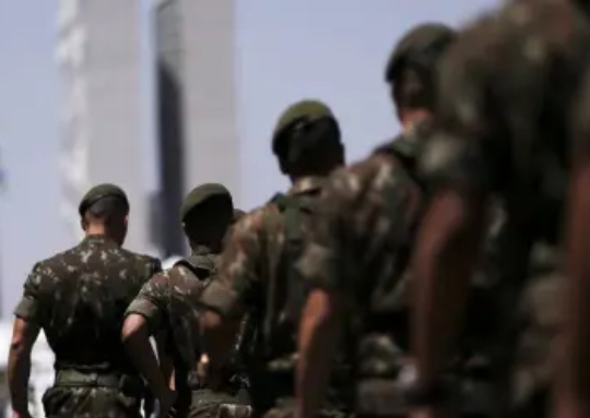 "Contra militares, não contra o Exército": Moraes proíbe uso de fardas em interrogatório de réus