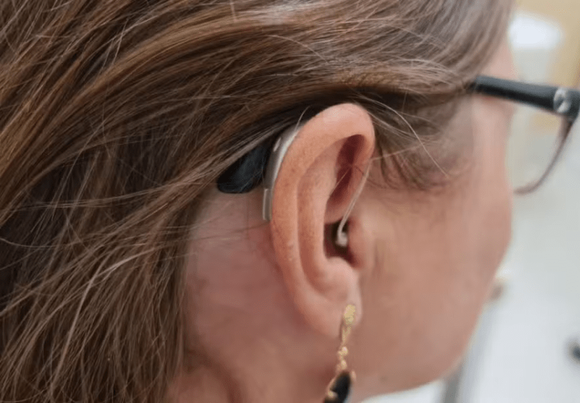 Professora com deficiência auditiva parcial garante vaga em concurso público após ser eliminada por "falta de boa saúde"