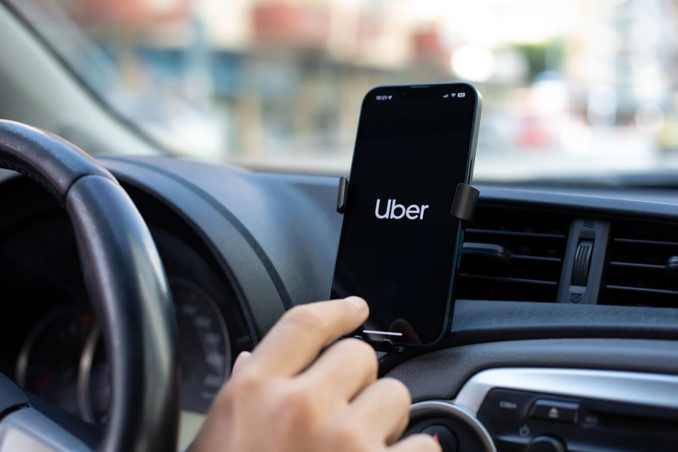 TRT-4 reconhece vínculo empregatício entre motorista de aplicativo e Uber; empresa é condenada a pagar R$ 100 mil