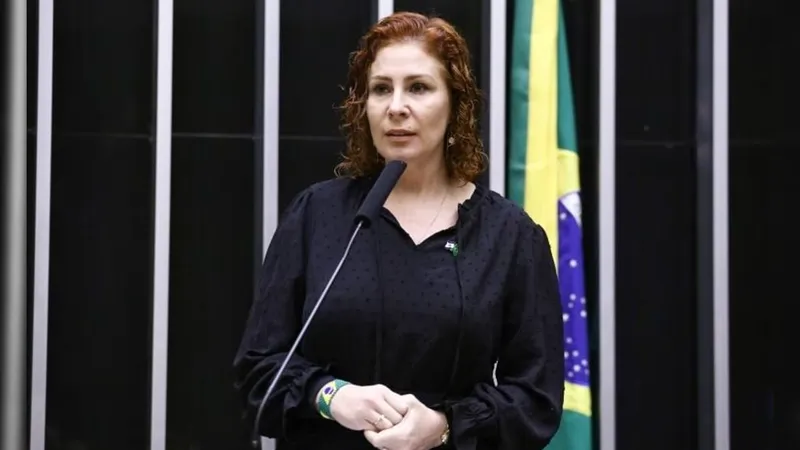 Deputada Carla Zambelli é presa em Roma e aguarda decisão sobre extradição