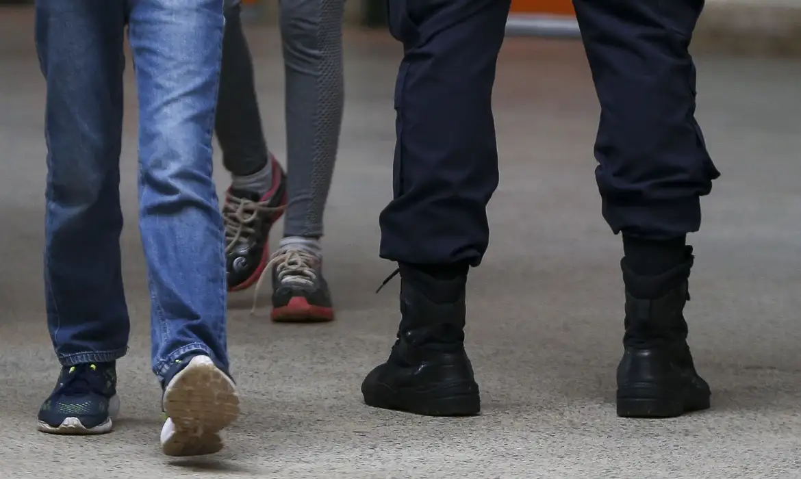 TCE-MG determina suspensão do programa de escolas cívico-militares em Minas Gerais