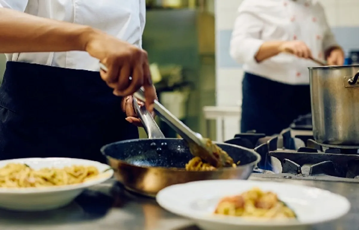 "Serviço de preto": Justiça condena restaurante a pagar R$ 15 mil por racismo contra auxiliar de cozinha
