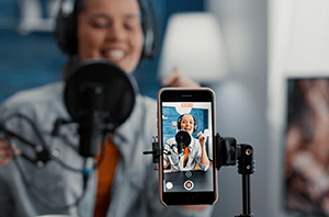 TRT afasta justiça gratuita a influenciadora que pleiteava vínculo empregatício; renda em dólar afasta alegação de hipossuficiência