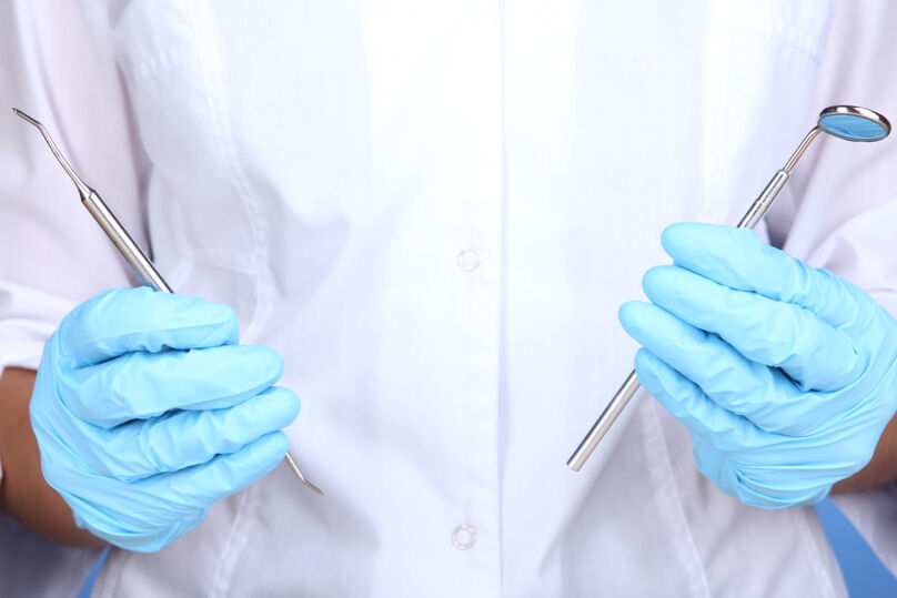 Justiça decide contra cirurgião-dentista por prática de atos privativos da medicina