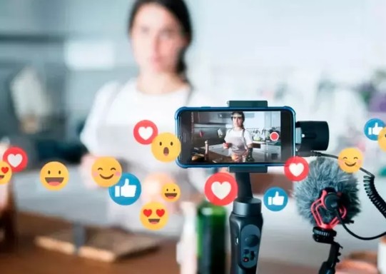 Justiça do Trabalho nega pedido de gratuitidade a influenciadora com milhões de seguidores por renda decorrente de redes sociais