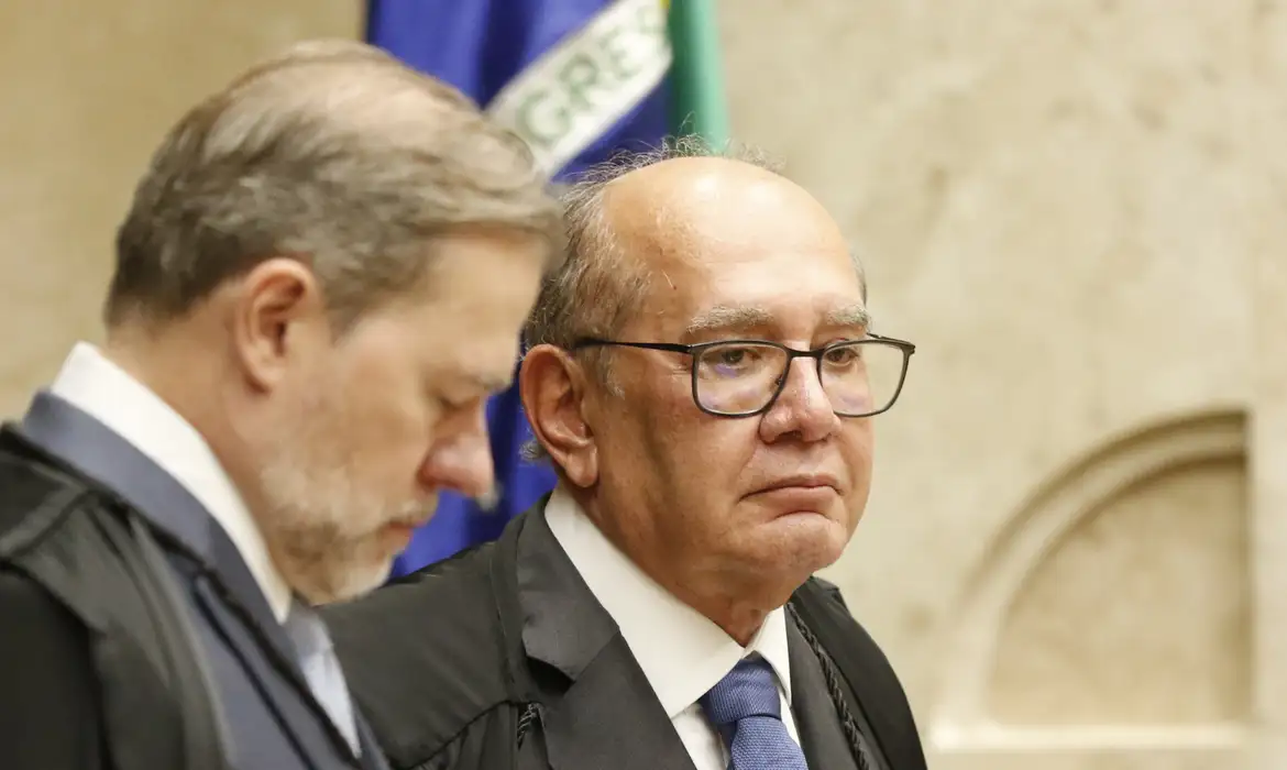 Mendes pede parecer de AGU e PGR sobre ações contra impeachment de ministros do STF