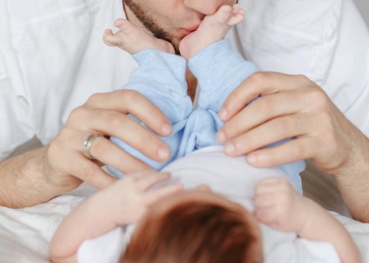 Juíza suspende prazos processuais por conta do nascimento da filha de advogado