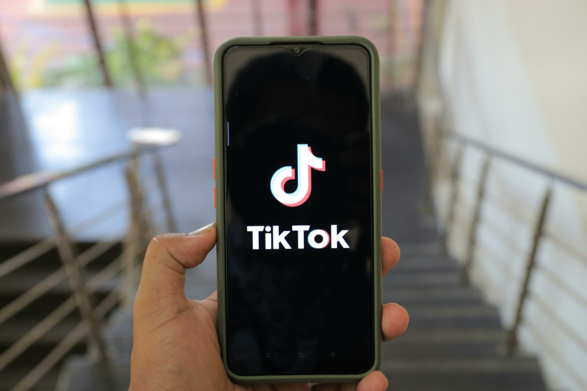 Justiça obriga TikTok a fornecer dados de perfil que ofendeu adolescente de 14 anos