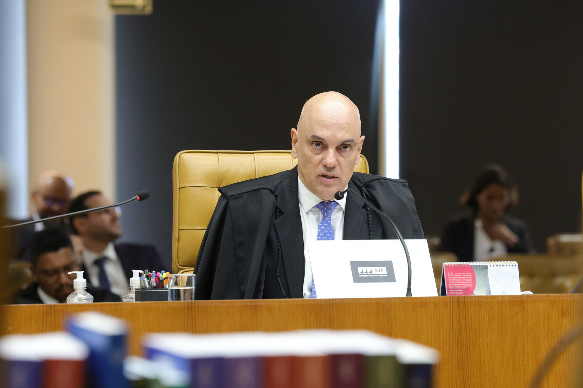 Moraes suspende decisão que destituiu advogados de Filipe Martins e Marcelo Câmara, ex-assessores de Bolsonaro e réus na trama golpista