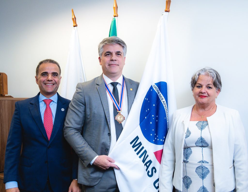 Medalha Lyda Monteiro é concedida pela CAAMG e OAB-MG ao Desembargador Luís Eduardo Pifano