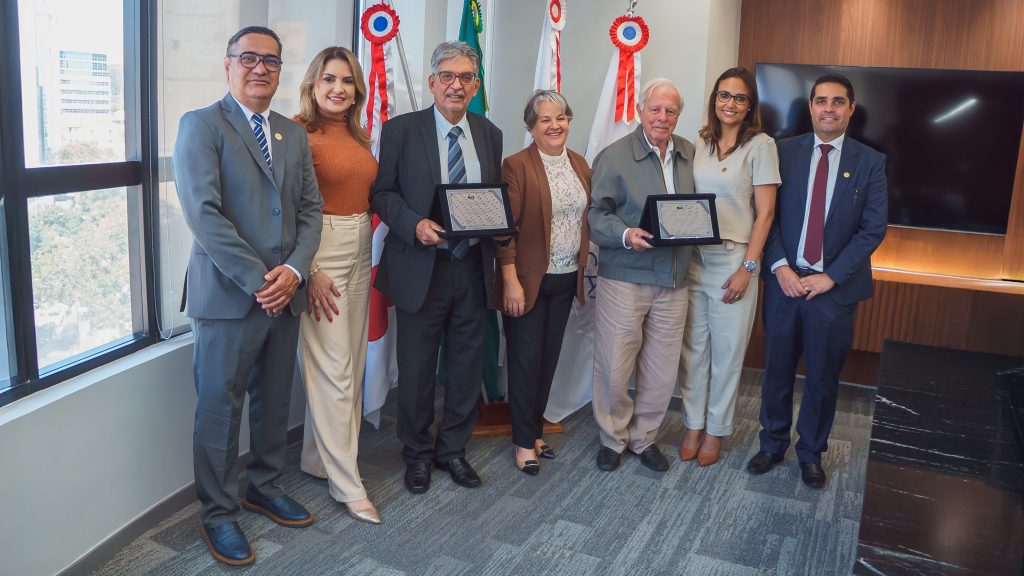 CAAMG entrega placas de homenagem aos decanos