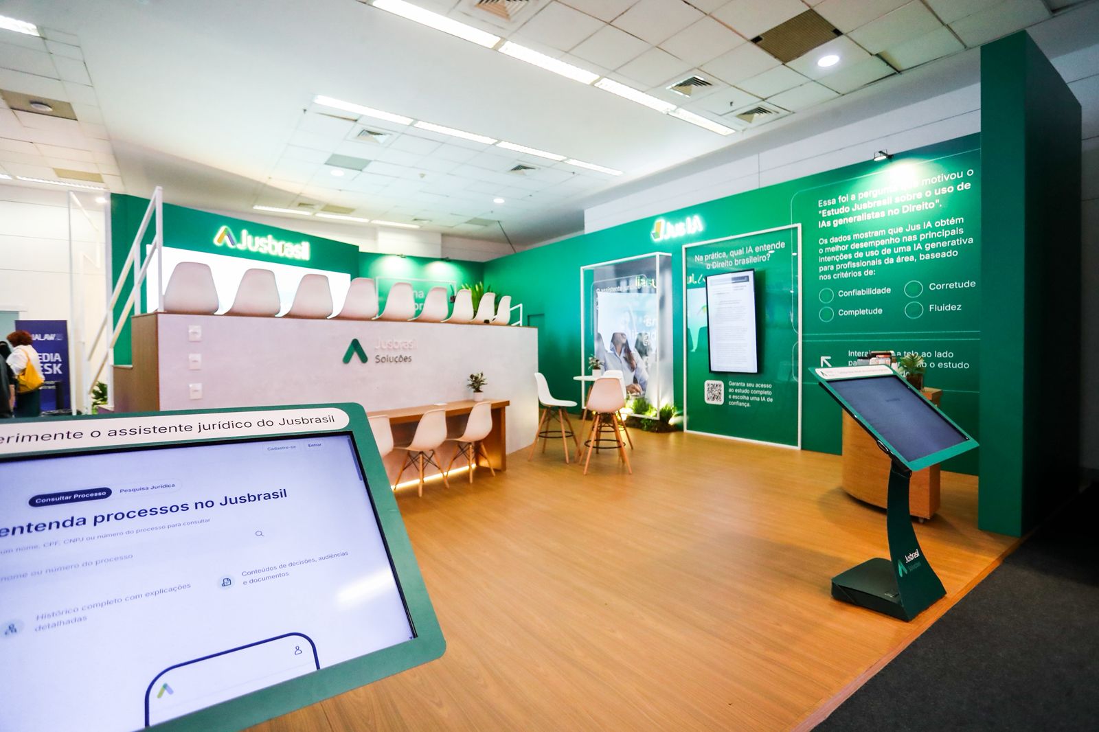 Estudo mostra que Jus IA performa melhor do que sistemas de inteligência artificial generalistas nos temas do Direito