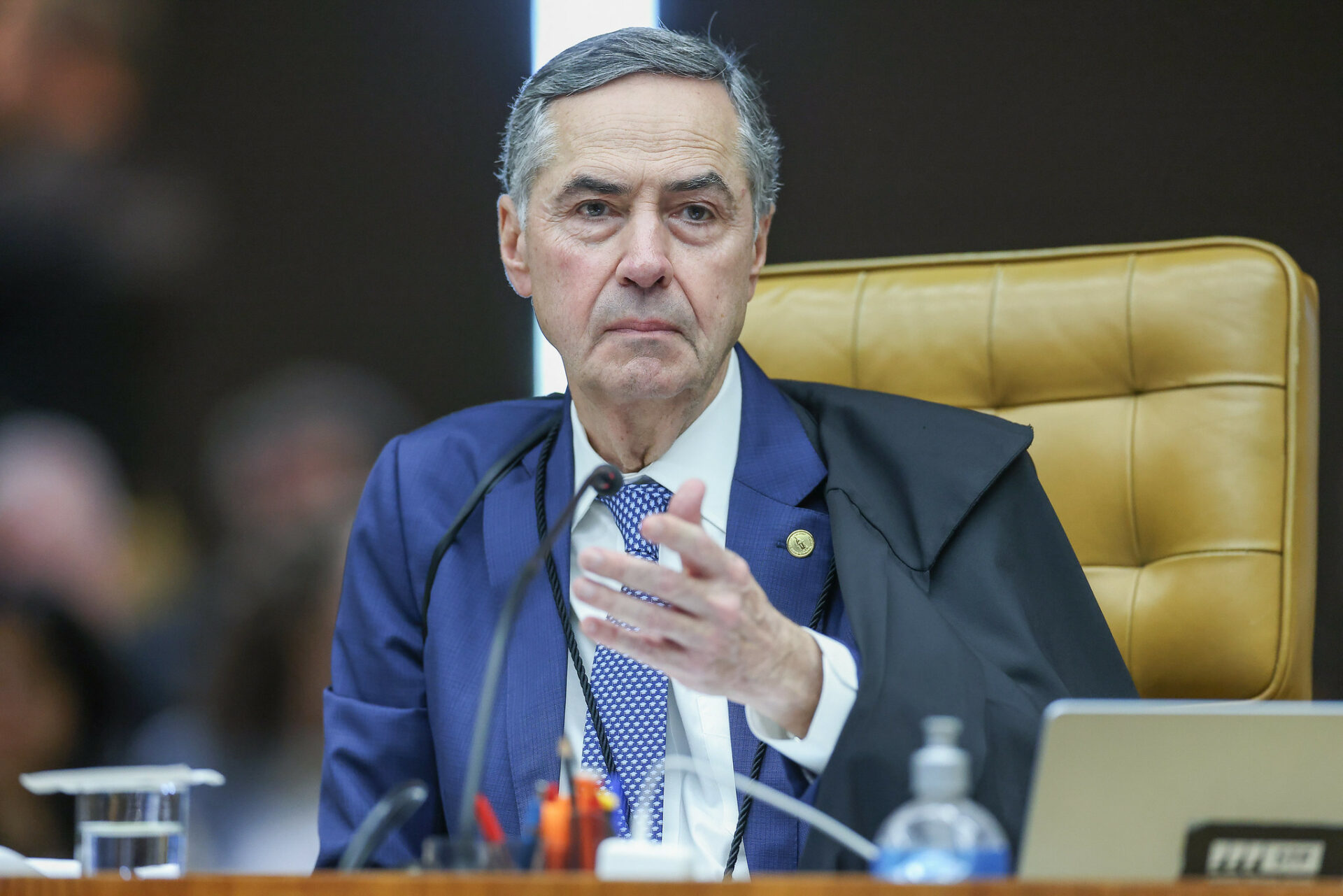 Barroso é levado ao hospital e internado em Brasília após passar mal; suspeita é de virose