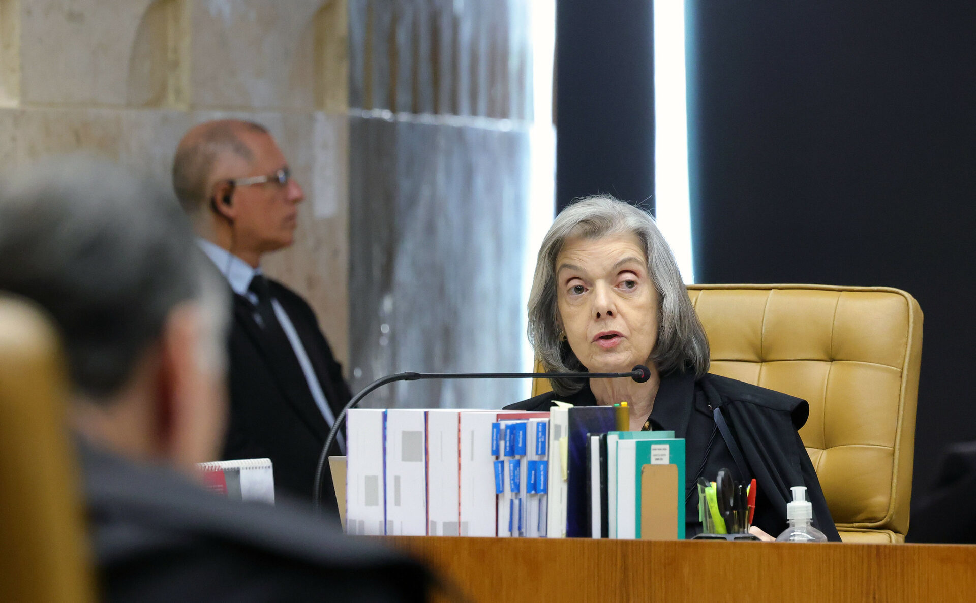 Cármen Lúcia vota para tornar constitucional critérios do CNJ para promoção de magistrados