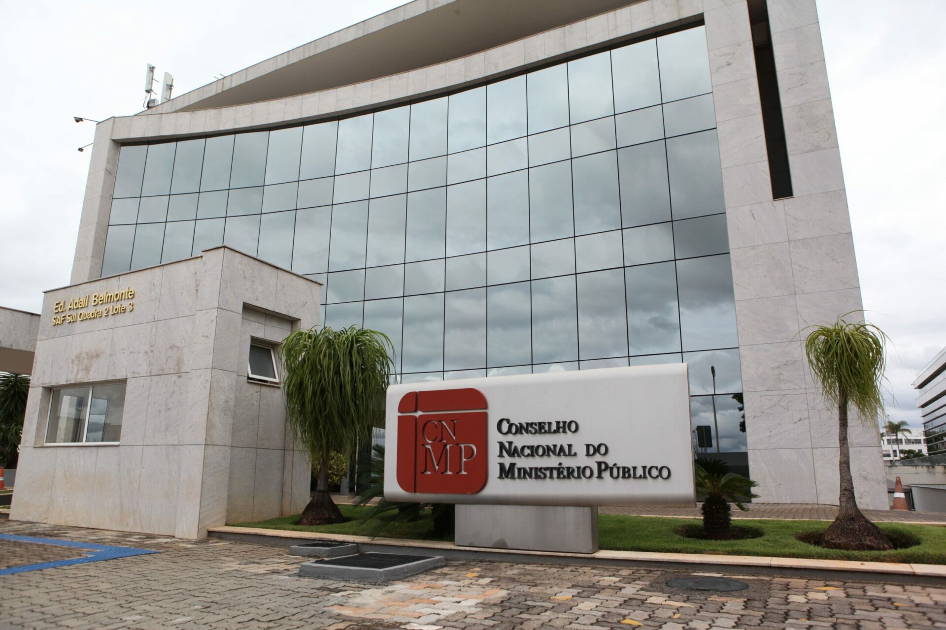 “Teto decorativo”: estudo aponta que MPs pagam R$ 2,3 bilhões extrateto e 98% dos promotores ganham acima do permitido