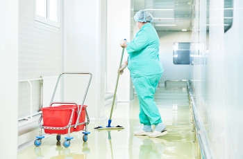 Juíza mantém pedido de demissão de auxiliar de limpeza acusada de furtar fones de ouvido de médico