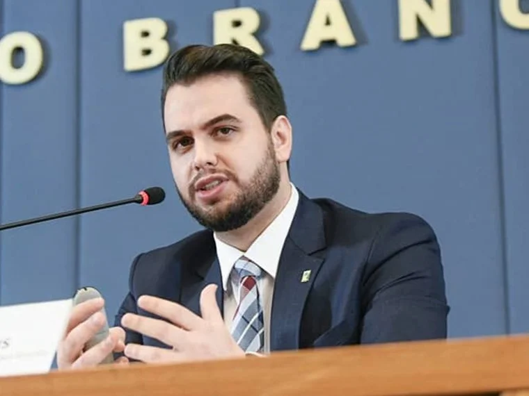 Defesa de Filipe Martins alega falha involuntária no sinal da tornozeleira 