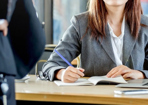 Juíza condena multinacional a indenizar R$ 50 mil a funcionária que recebia menos por diferença de gênero