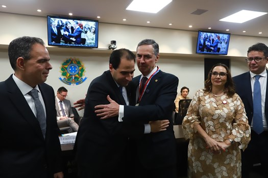 “Serenidade, firmeza de princípios e compromisso com democracia”: OAB reconhece atuação de Barroso durante sua trajetória no STF