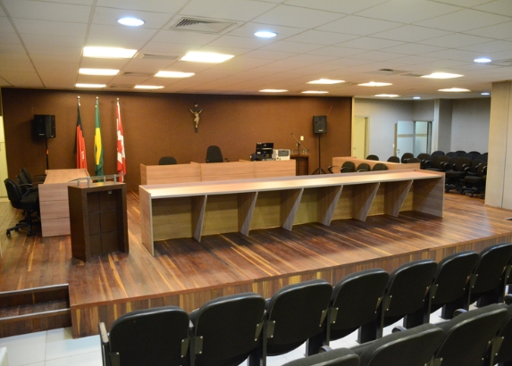 STJ estabelece precedentes para vestimentas, postura e algemas de réu no Tribunal de Júri