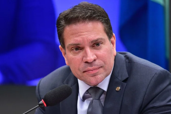 Moraes determina prisão de Ramagem após deputado ser visto em Miami mesmo proibido de sair do Brasil