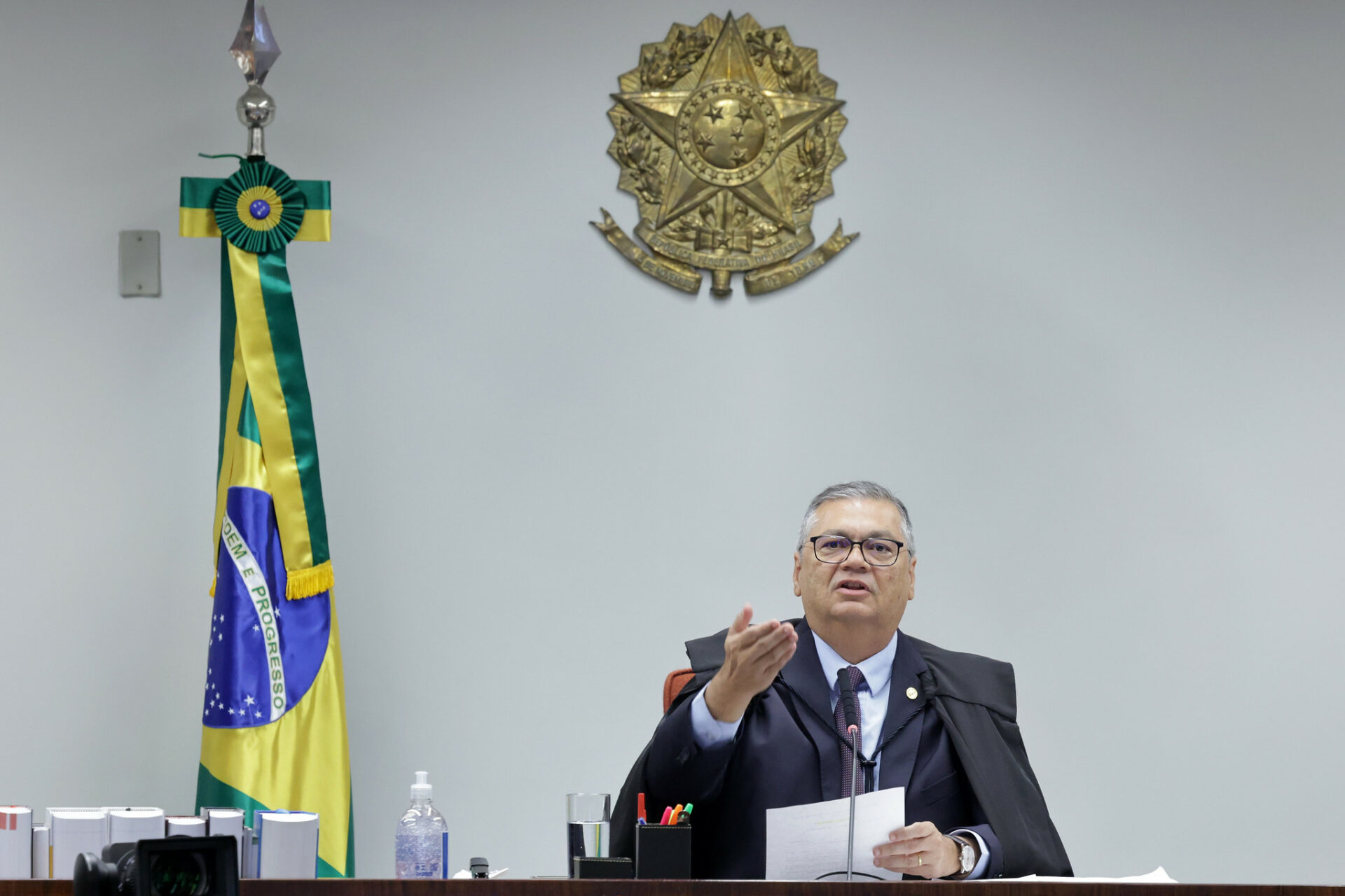 Dino convoca 1ª Turma para validar prisão de Bolsonaro na segunda-feira (24)