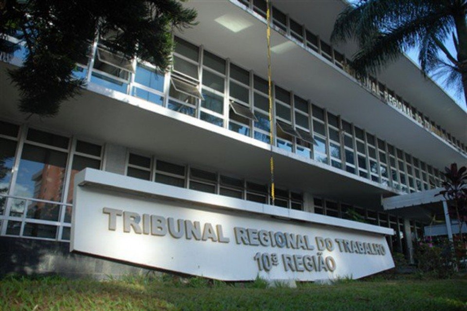 TRT-10 reconhece rescisão indireta de vigia por monitoramento abusivo e violação de privacidade em condomínio de Brasília