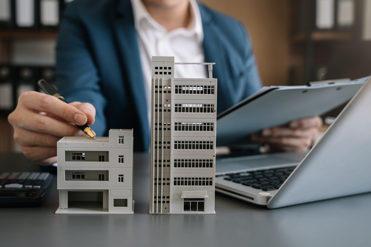 TJ-GO valida cláusula condominial que restringe locação por inadimplência prolongada em condo-hotel