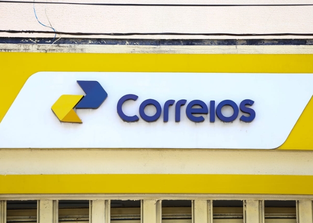 Juiz condena Correios a indenizar empregados em R$ 100 mil por suspender repasse ao plano de saúde