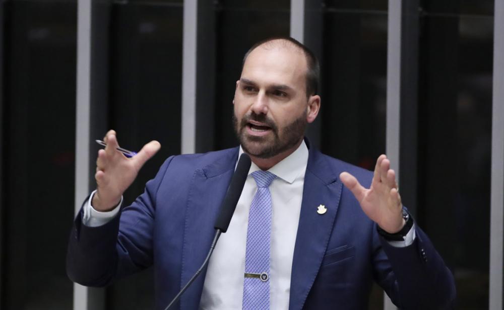 Primeira Turma do STF torna Eduardo Bolsonaro réu por crime de coação no curso do processo