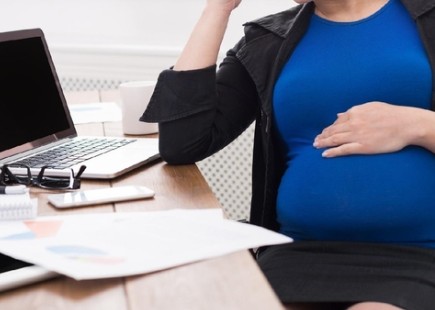 Justiça do Trabalho reverte justa causa aplicada a gestante demitida após ser flagrada "cochilando" durante expediente