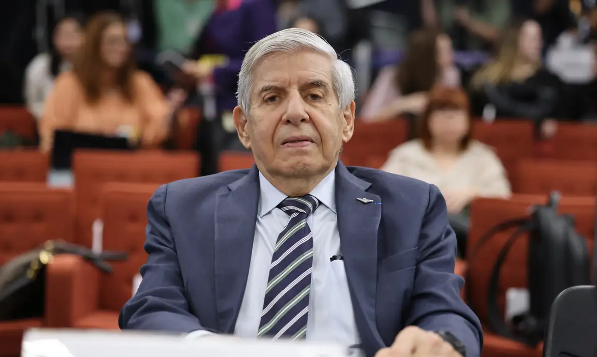 PGR defende prisão domiciliar humanitária para general Augusto Heleno no STF