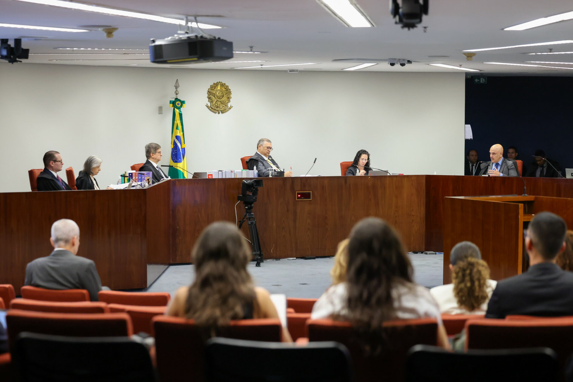 Primeira Turma do STF julga prisão preventiva de Bolsonaro; análise ocorre em plenário virtual