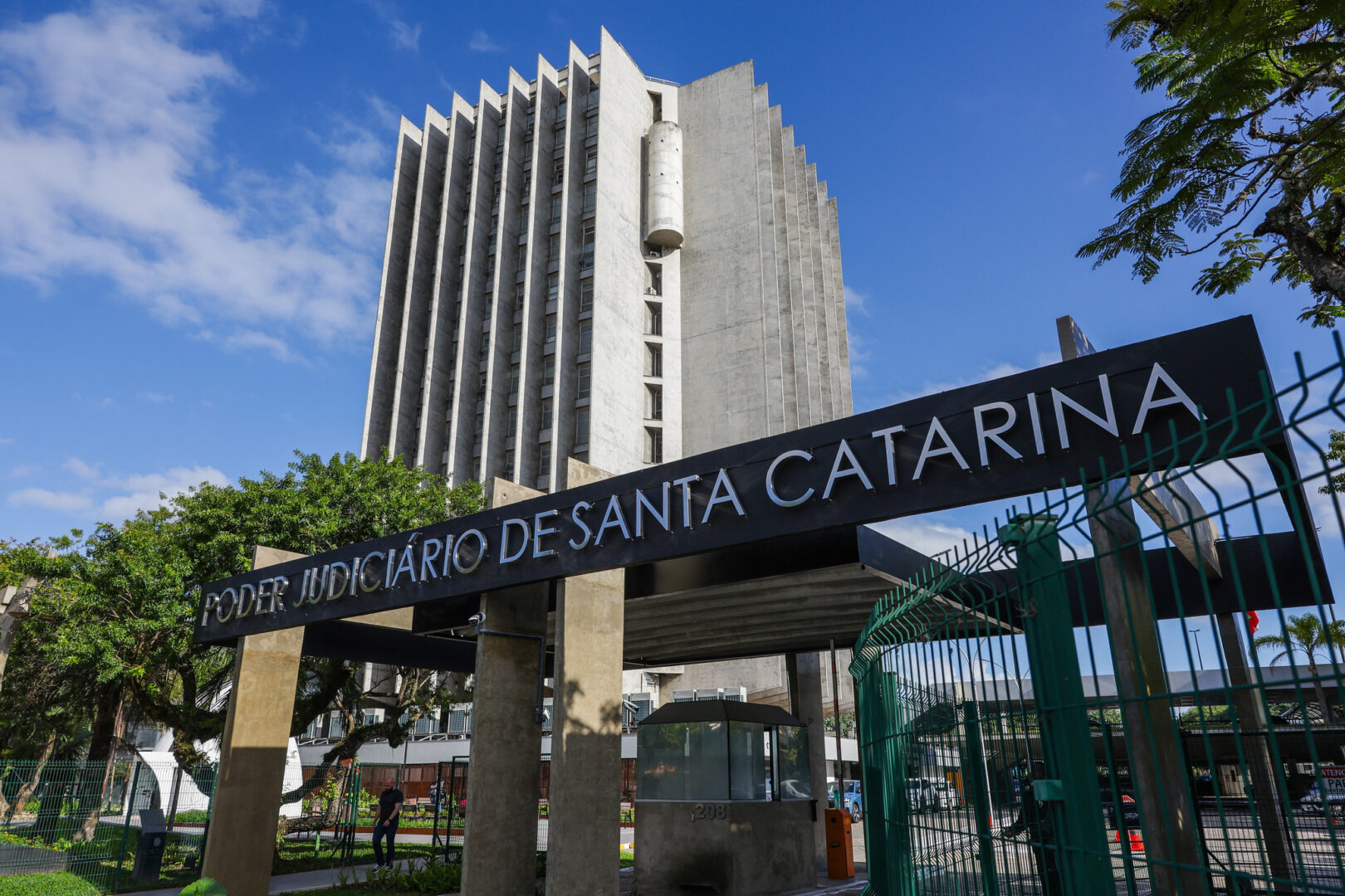 TJ-SC nega pedido de servidora para ampliar adicional por cargo comissionado após atingir limite legal de quintos já incorporados