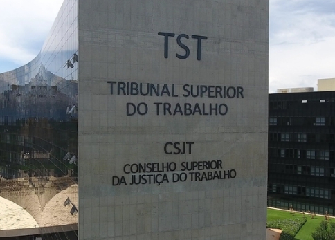 TST extingue dissídio da greve dos petroleiros após acordo coletivo