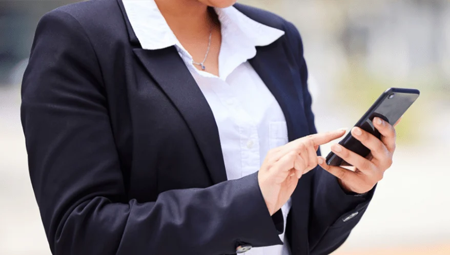 Justiça mantém condenação de advogada que chamou cliente de “pai bosta” em postagem nas redes sociais