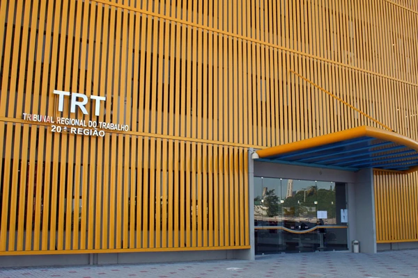 TRT-SE condena condomínio a indenizar funcionário por dispensa discriminatória após revelação de diagnóstico de HIV