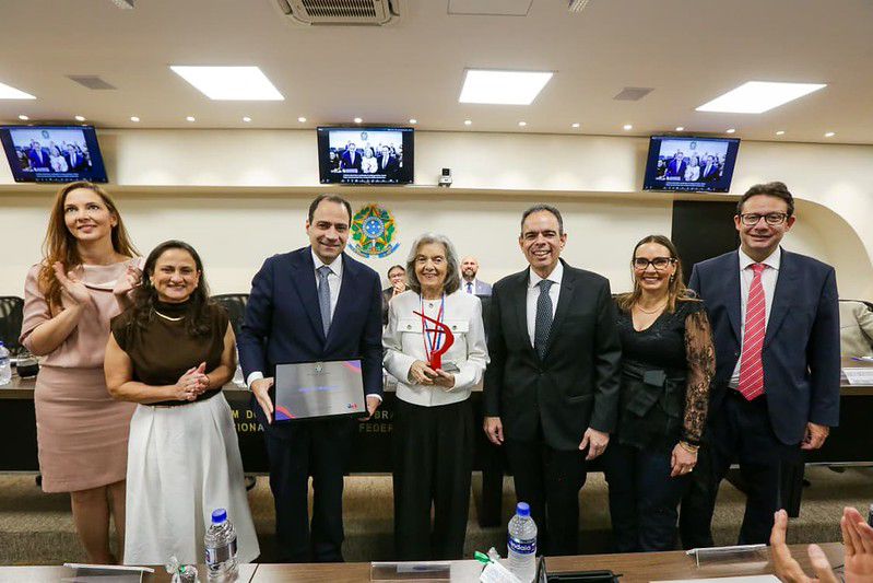 OAB Nacional entrega Medalha Raymundo Faoro à ministra do STF Cármen Lúcia por compromisso com a democracia
