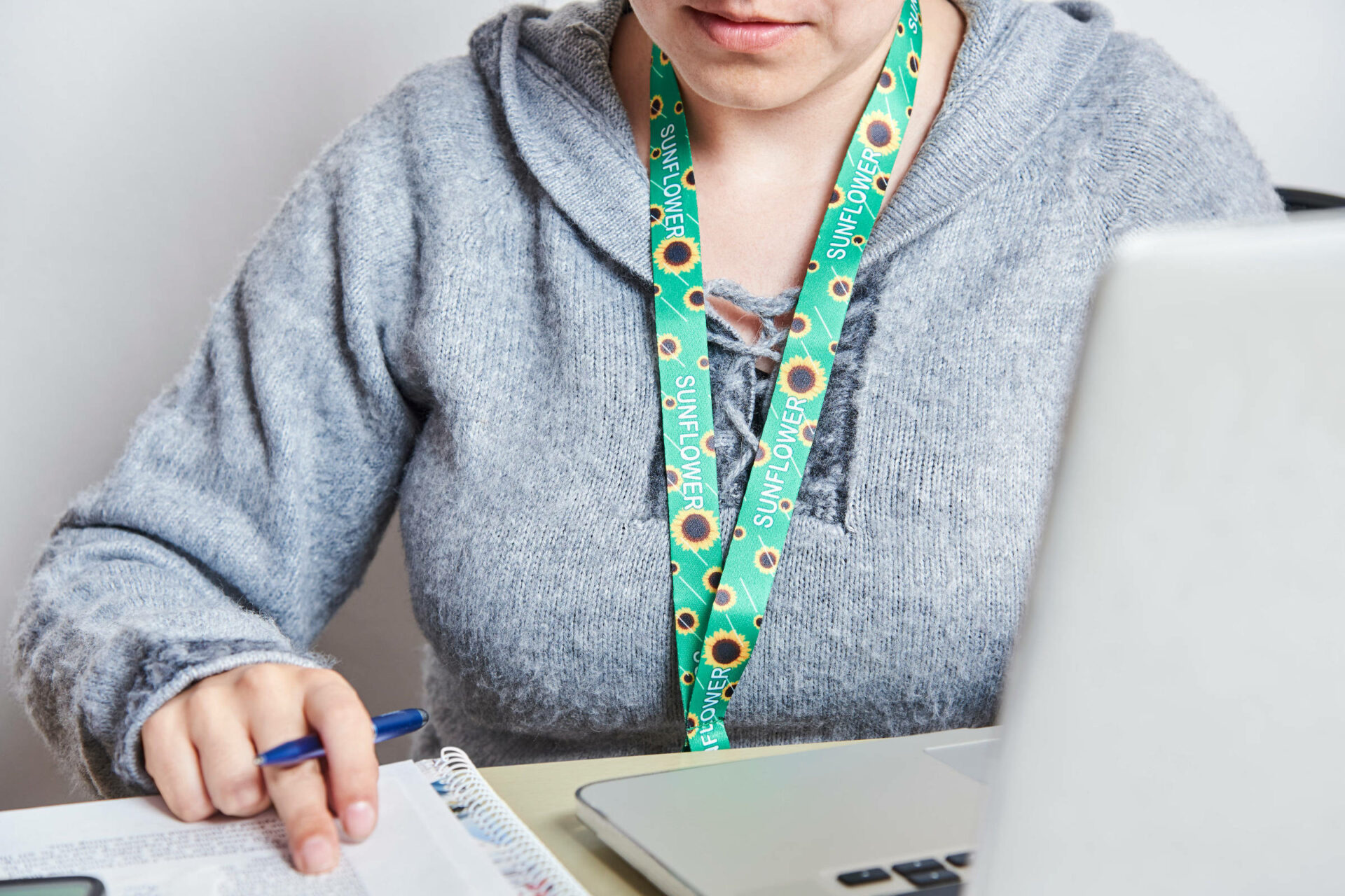 Justiça do Trabalho condena empresa a indenizar funcionária autista por piadas e contato físico indevidos dos chefes